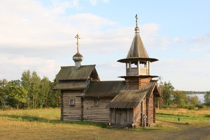 Деревянный храм с шатровой колокольней на Русском Севере